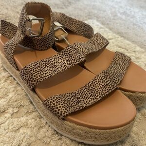 Universal Threads Buckle Platform Sandal